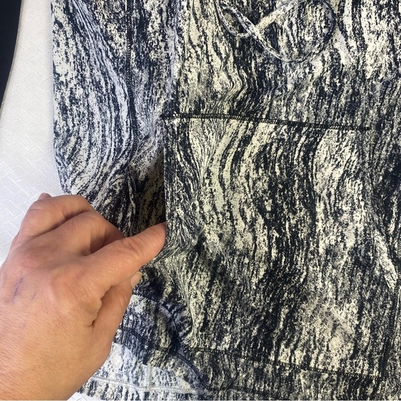 Lululemon Hooded Pullover Sweatshirt – Black White Pattern – Athletic Yoga Wear - Picture 6 of 7